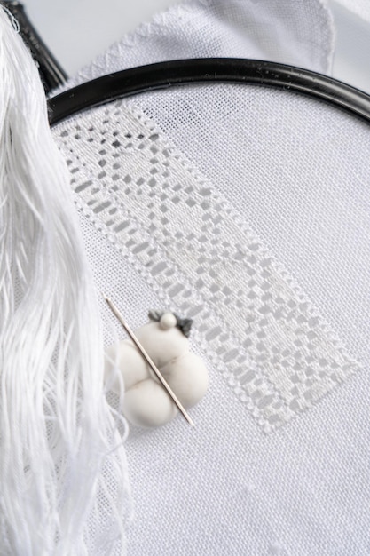 ręcznie haftowany detal